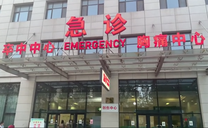 拉被子施救被砸傷者家屬：政府讓不用擔(dān)心治療費(fèi)