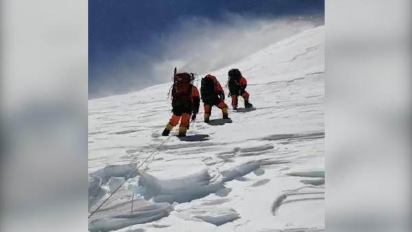 珠峰测量队员讲述：登山时指甲被冻裂
