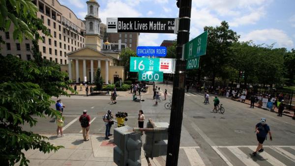 黑色路牌高挂，白宫前街道改名“黑人的命也是命广场”