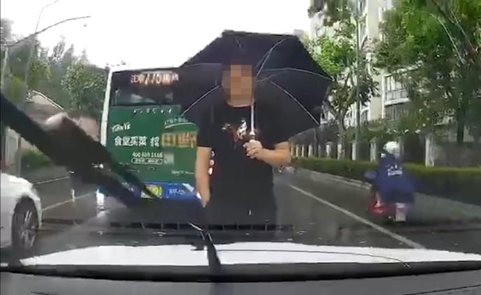 早高峰欲插道未果，司机雨中拦车16分钟