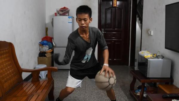 广东独臂篮球少年正式注册成为运动员