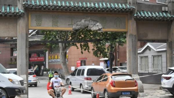 武汉大学老牌坊遭搅拌车撞击后受损，建于83年前