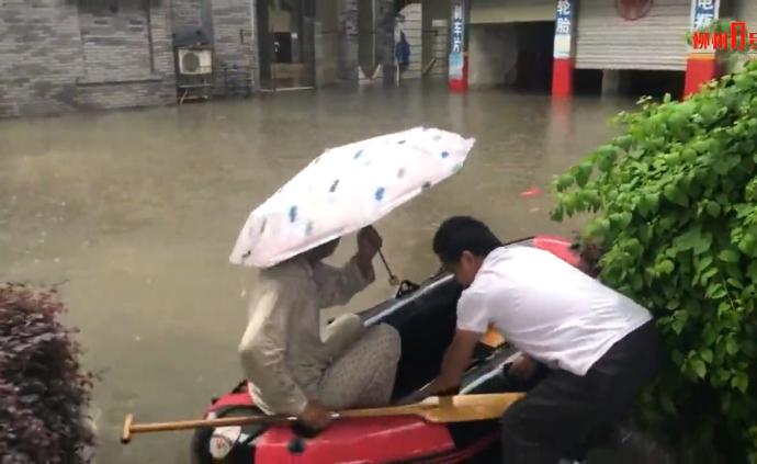 柳州河水位今年首次"超警"，内涝严重市民划船出门