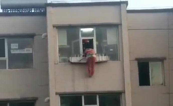 女子6樓外懸空被救下，群眾為消防鼓掌