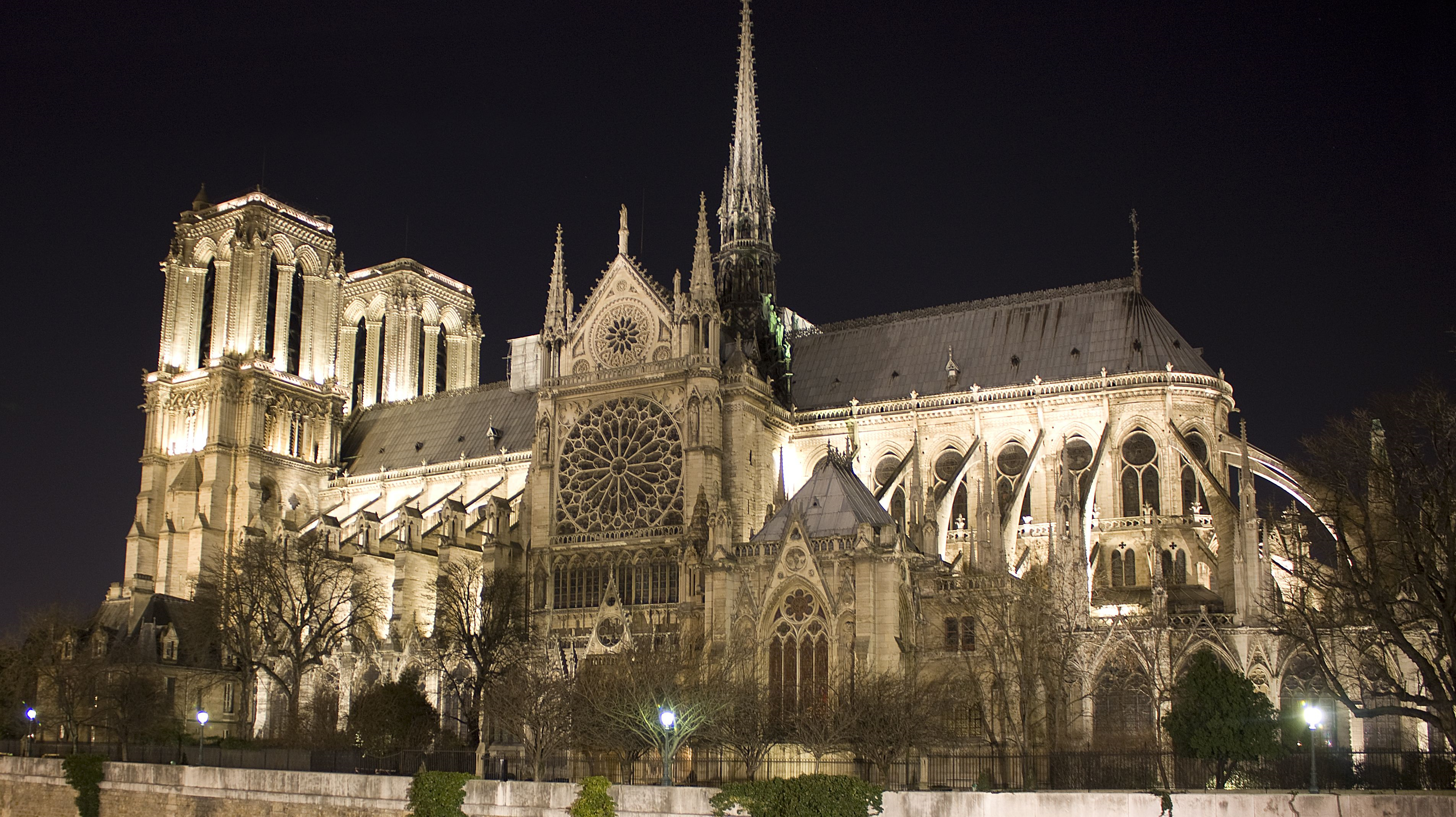 天主教教堂的代表之一是巴黎圣母院