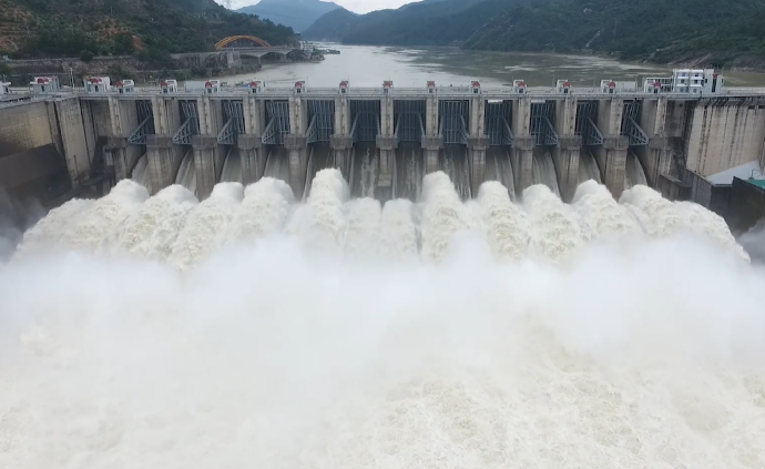 紧急泄洪福建水口水电站12扇闸门全部开启