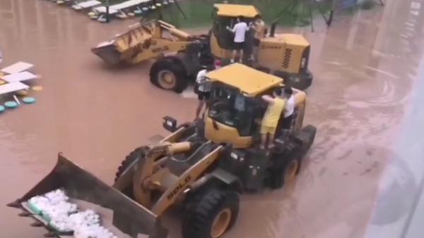 桂林暴雨后积水，高校出动铲车为学生送餐