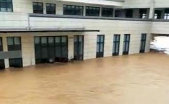 广西桂林暴雨造成内涝：局部地区积水淹到二楼，部分学校停课
