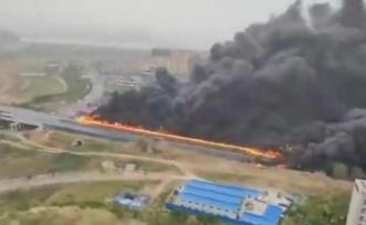 装载32吨汽油油罐车连霍高速三门峡段侧翻着火，2人死亡