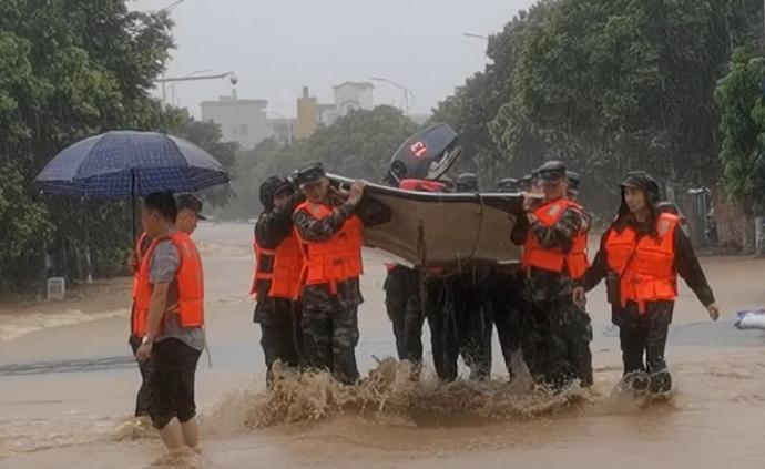 桂林居民感谢救援武警：看到你们揪着的心就放松了