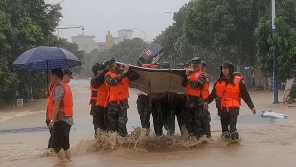 桂林居民感谢救援武警：看到你们揪着的心就放松了