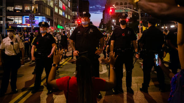 纽约市长：警察将不再对街头摊贩执法