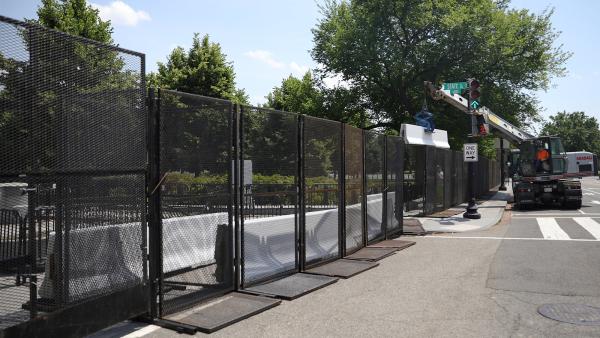白宫加紧“筑墙”应对抗议，2.5米高铁网全包围