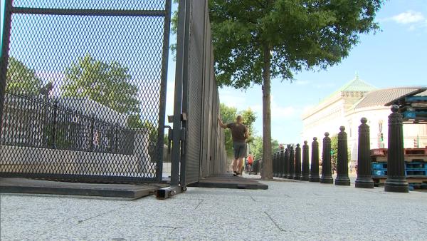 加紧“筑墙”！白宫被高2.5米铁网包围