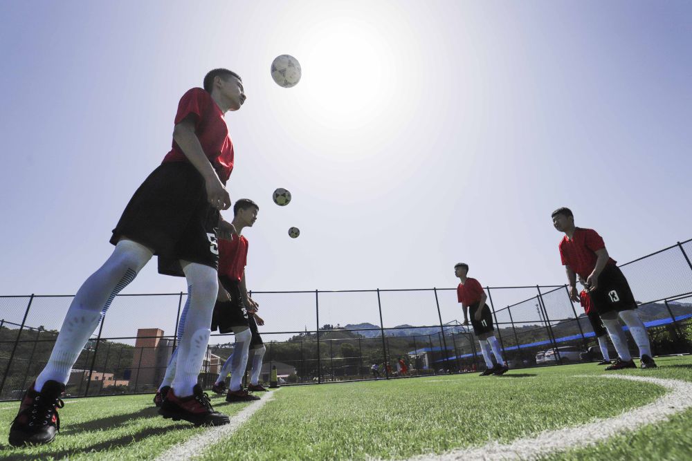 河北唐山遵化市小厂乡洪山口九年一贯制学校学生在足球场进行头顶球
