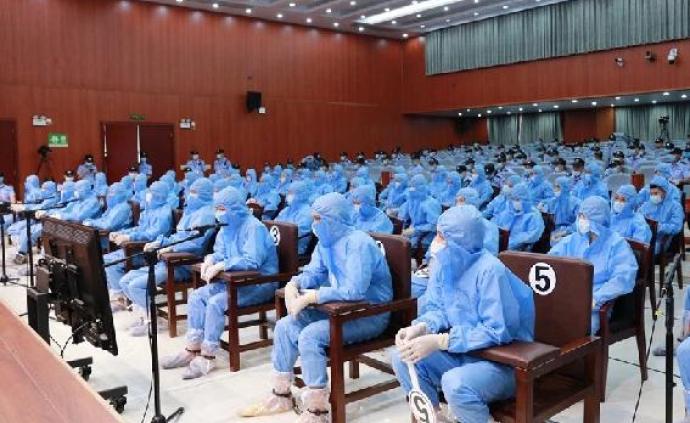 广西56人涉黑案被告穿防护服受审:涉嫌故意杀人,非法拘留