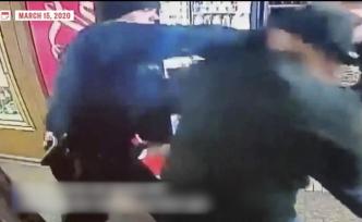 美国警察殴打非裔报警店主，致其下颚骨折