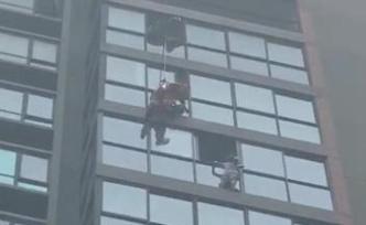 女童贪玩爬窗悬挂在14楼窗外，消防员从16楼索降成功营救