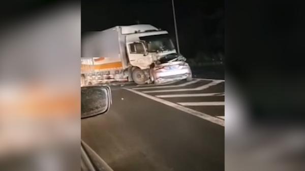 快递货车高速上驶入对向车道，致4人死亡