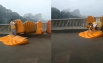 隔離樁被暴雨沖倒，兩名外賣哥冒雨清理