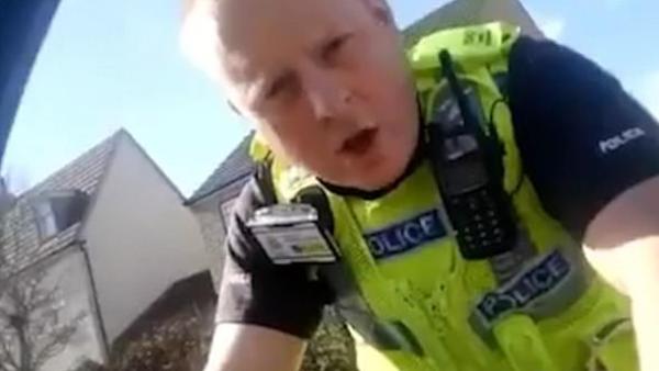 英国警察无故盘查非裔男子：因为你是黑人