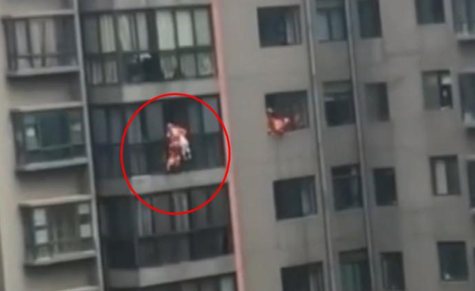 昆明一幼童翻出14樓窗外，消防繩降救援