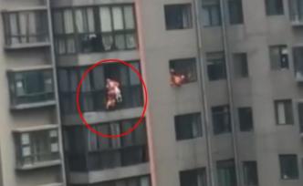 昆明一幼童翻出14楼窗外，消防绳降救援