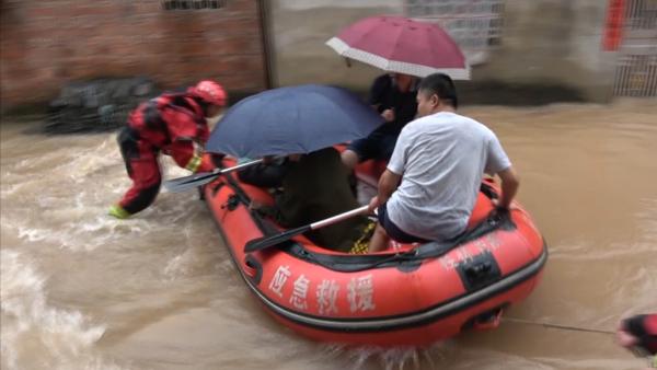 水位上升有村民不愿转移，消防耐心劝导