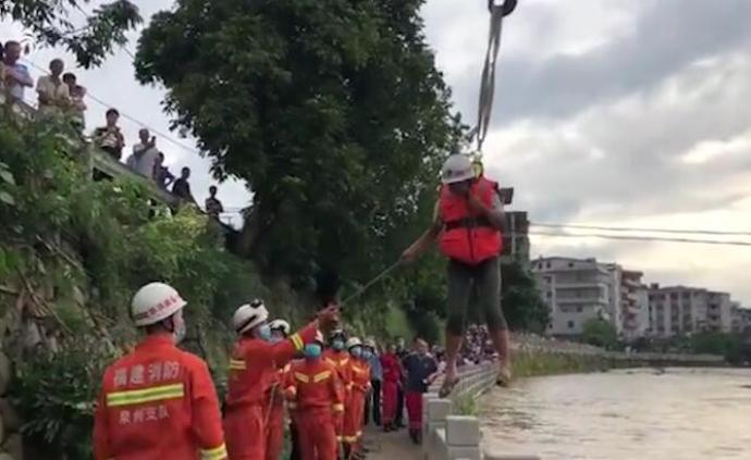 放羊老人被困水中，消防联系吊车吊回岸上