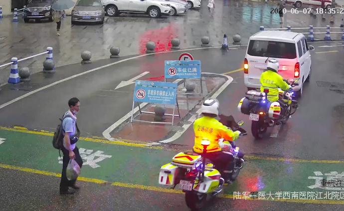 六旬老人突發(fā)腦溢血,渝警驍騎4分鐘緊急送醫(yī)
