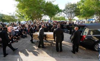最后送别，美国非裔男子弗洛伊德葬礼在休斯敦举行