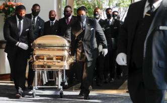 遭美警跪压致死非裔男子葬礼在休斯敦举行：葬于母亲墓旁
