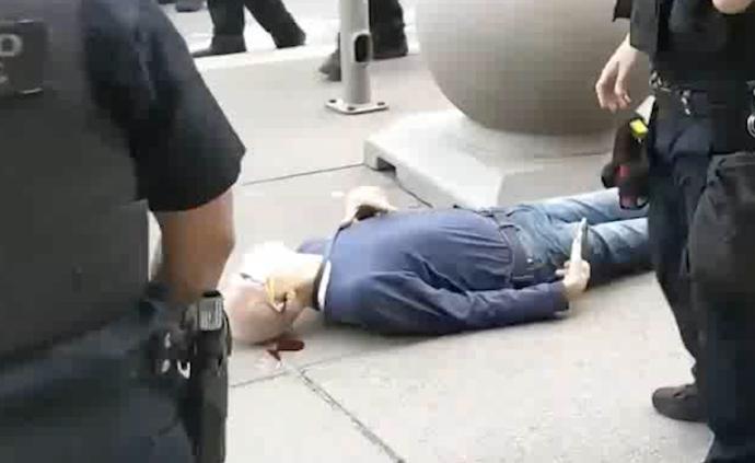美國七旬老人被警察推倒,頭部淌血眾警繞行走開