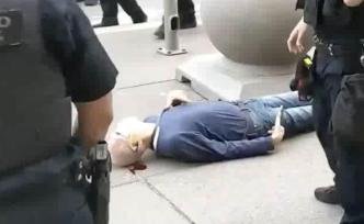 美国七旬老人被警察推倒，头部淌血众警绕行走开