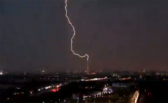 天打雷劈！美国首都华盛顿纪念碑被闪电劈中