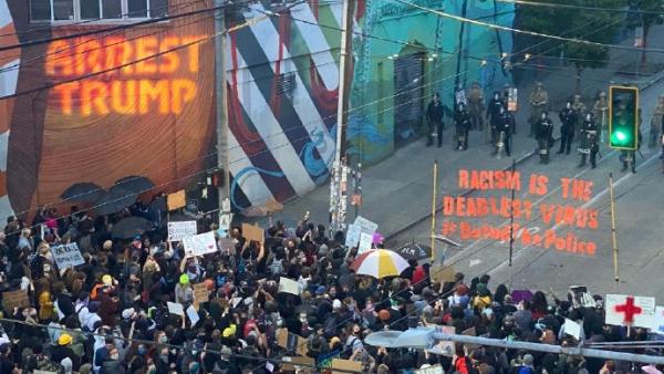 “逮捕特朗普”！西雅图现场投射标语秀抗议者欢呼