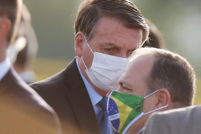 报道称总统博尔索纳罗一直试图淡化新冠病毒的严重性，称其为“小流感”。