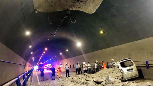 四川雅安一隧道发生塌方，面包车被砸变形致一司机死亡
