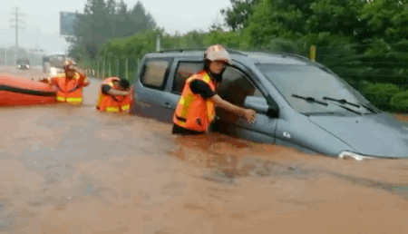 6月8日晚，江西省新余市暴雨致城市内涝，仙女湖区部分道路被淹，大量人员、车辆被困（图 /江西消防）