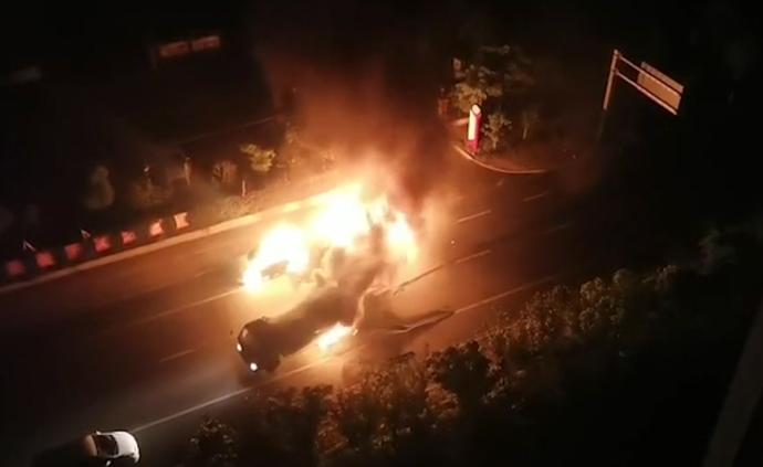 油罐車起火留下一路火線,兩轎車中招