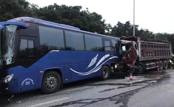 大卡车失控撞7车，司机被困后获救