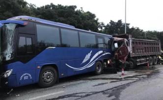 大卡車失控撞7車，司機被困后獲救