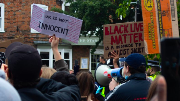 “滚回非洲”，英国民众抗议种族歧视反遭辱骂