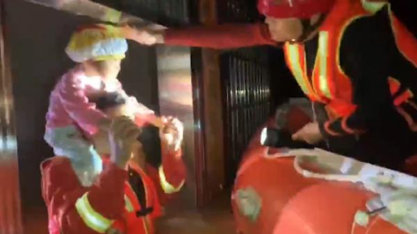广东惠州一家6人被洪水围困，消防员托举救出