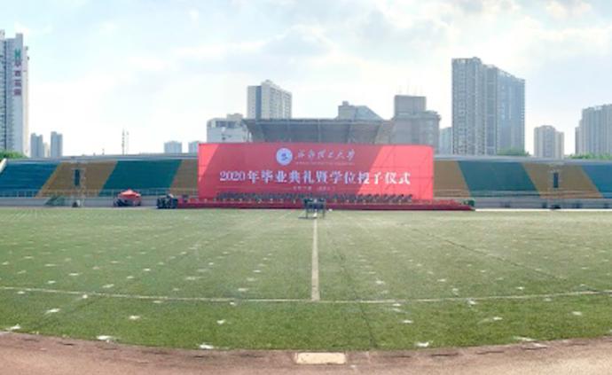 因存矛盾，女生畢業(yè)典禮上砍傷兩名同學