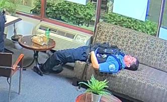 吃爆米花躺沙发小憩，芝加哥最需要警察时他们这样“偷懒”