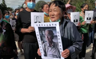 杨维骏遗体上午在昆明火化，群众持“反腐斗士”遗像排队悼念