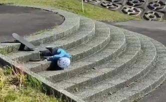 3岁日本萌娃练习滑板：一次次摔倒，一次次爬起