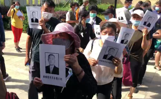 杨维骏遗体上午火化，群众持“反腐斗士”遗像排队悼念