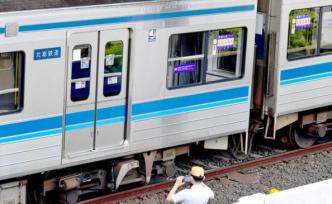 日本一载100多人电车脱轨：事故原因尚不明确，暂无伤亡